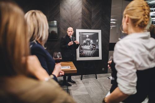 wernisaż fotografie Szymona Brodziaka w kuchennych aranżacjach